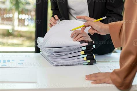 Mujer adulta revisando documentos de jubilación en Chile