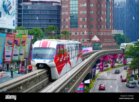 Tren Rapid KL viajando por una vía elevada en Kuala Lumpur, Malasia