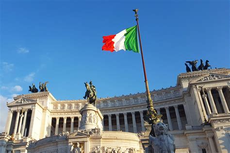 La bandera nacional italiana ondea en Roma, Italia