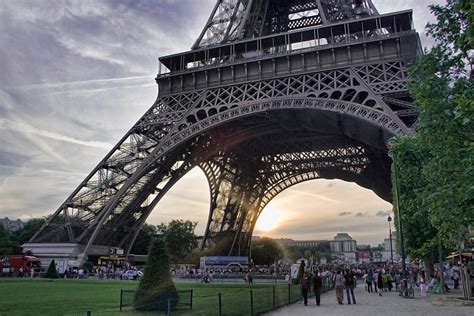 Turistas descansando cerca de la Torre Eiffel en París, Francia