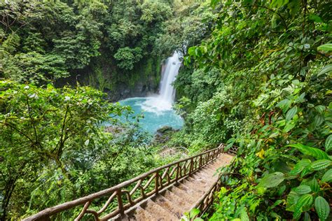 Paisaje natural de Costa Rica con vegetación exuberante