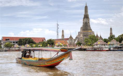 Barco turístico en el río Chao Phraya en Bangkok, Tailandia