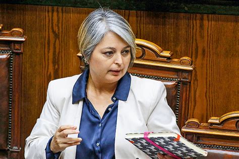Foto: Ministra del Trabajo y Previsión Social Jeannette Jara y Ministro de Hacienda Mario Marcel en el Congreso de Chile