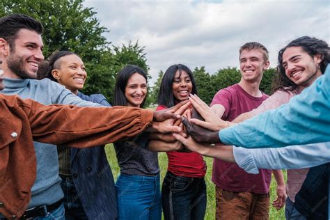 Foto temática: Niños y jóvenes de diversas edades interactuando felizmente en un ambiente de apoyo y aprendizaje.