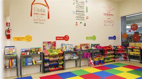 Foto temática: Un espacio seguro y acogedor para niños pequeños, con elementos que fomentan el juego y el desarrollo.