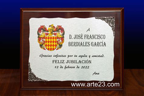Placa conmemorativa grabada con una frase de jubilación