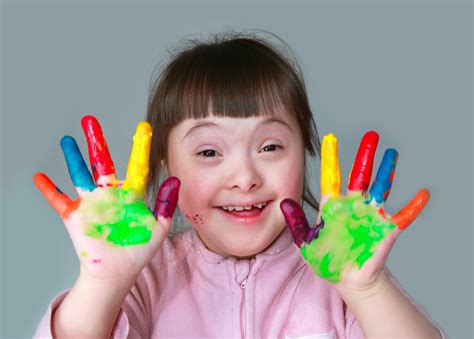 Foto de niños con síndrome de Down interactuando en un entorno de aprendizaje