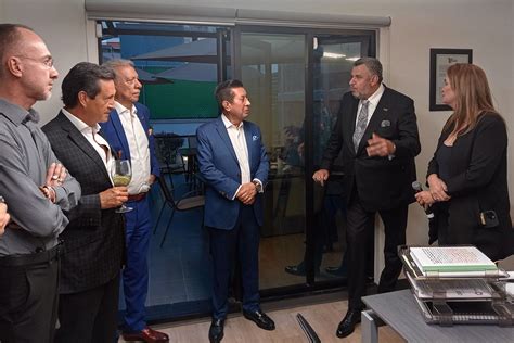 Foto oficial del acto de inauguración de las oficinas de la Superintendencia de Pensiones en Viña del Mar con las autoridades mencionadas.