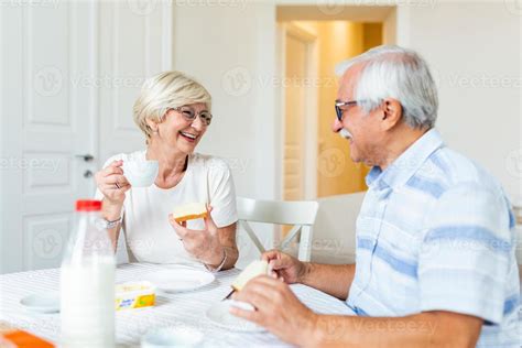 Foto temática de una persona mayor y un voluntario conversando amistosamente en un hogar