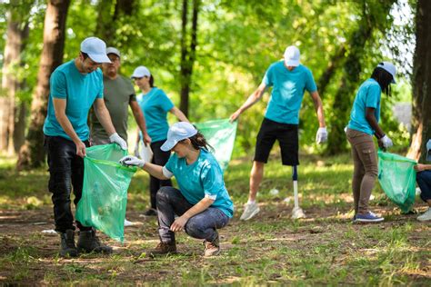 Infografía ilustrando pasos para encontrar programas de voluntariado para el cuidado de ancianos en la comunidad