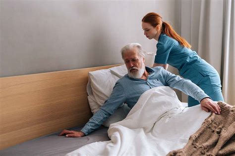 Ilustración de una persona mayor en cama recibiendo cuidados.