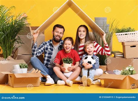 Familia sonriente recibiendo ayuda económica