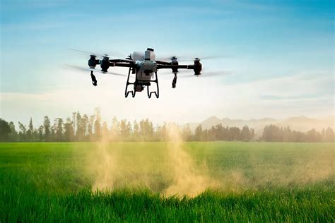 Foto de dron profesional en un entorno industrial o agrícola