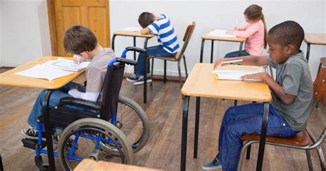 Estudiantes con y sin discapacidad interactuando en un aula