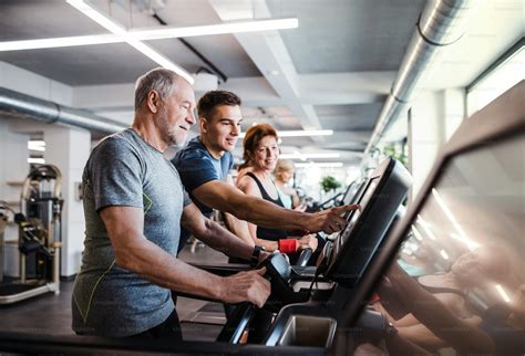 Persona mayor realizando ejercicio en gimnasio