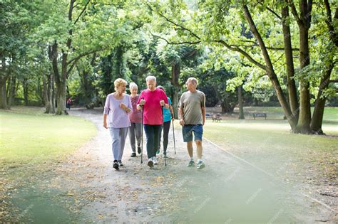 Grupo de adultos mayores caminando en un parque