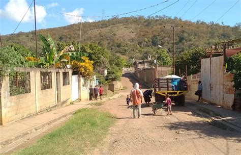 Ilustración de un vehículo HabitatMóvil atendiendo a personas en una localidad rural.