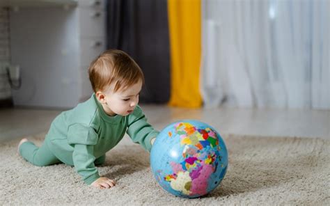 Foto de un bebé explorando su entorno de forma segura