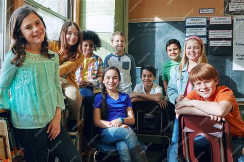 Foto de un grupo de niños en edad escolar participando en una actividad inclusiva