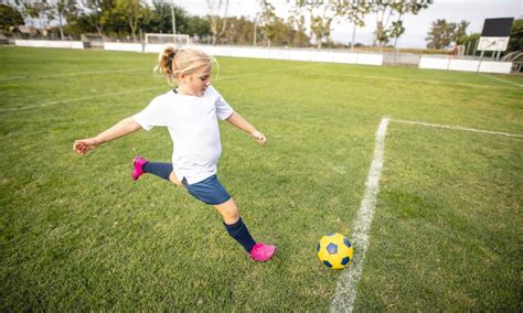 Foto de niñas jugando fútbol en una comunidad rural