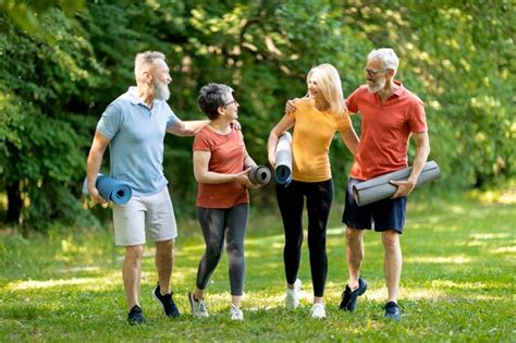 Adultos mayores haciendo ejercicio en grupo al aire libre
