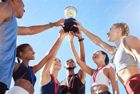 Equipo de Deportes Unificados celebrando una victoria, con atletas con y sin discapacidad intelectual