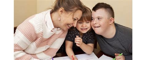 Foto temática: Padres e hijo con discapacidad intelectual realizando una actividad doméstica