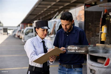 pensionado revisando documentos