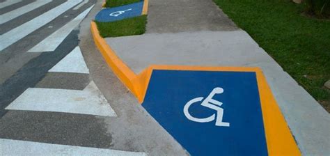 Esquema de un cruce peatonal accesible con guías para no videntes y rampas