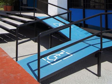 Foto de infraestructura universitaria accesible (rampa, ascensor adaptado)