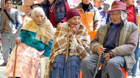 ilustración de un adulto mayor moviendo los pies en la cama en un patrón de 