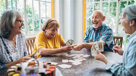 foto de adultos mayores jugando a juegos de memoria