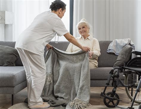 Personas mayores recibiendo insumos de cuidado personal