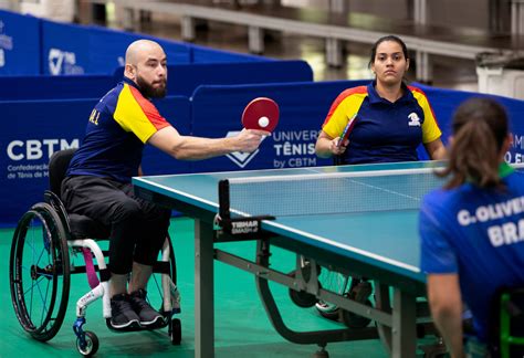 Foto temática de deportistas paralímpicos jugando al tenis de mesa