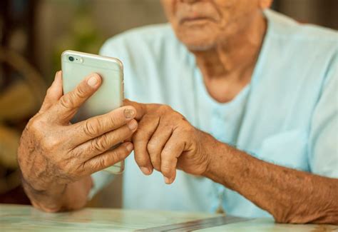 imagen de una persona mayor utilizando un dispositivo de comunicación aumentativa