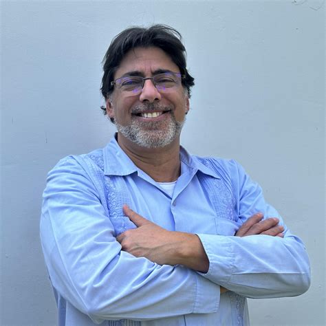 Diagrama que muestra los cambios estructurales en el ojo con la edad, incluyendo el cristalino, la córnea y los párpados.