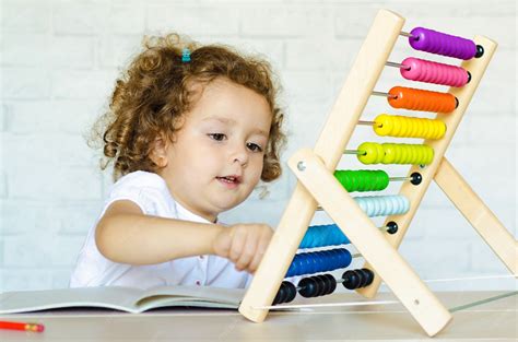 Niño usando cuentas para sumar