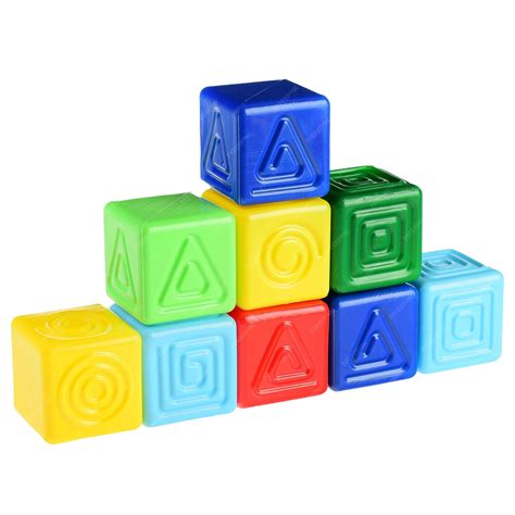 Niño construyendo formas y patrones con cubos de colores