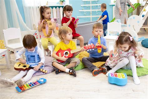 Niño con instrumentos musicales y símbolos matemáticos