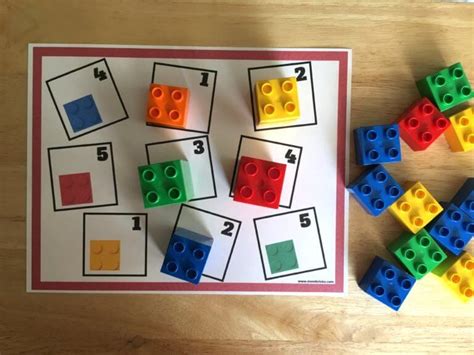 Niño construyendo números con bloques de material base 10