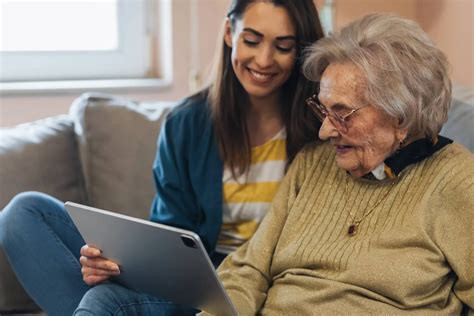 Imagen de adultos mayores usando tablets en un taller de tecnología