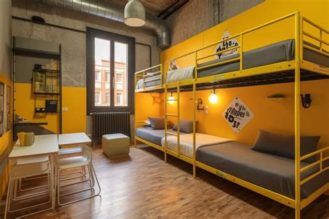 Foto de viajeros colaborando en un hostel o granja