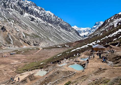Paisaje del Cajón del Maipo con instalaciones de spa