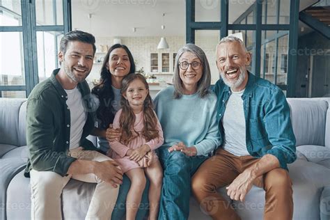 Foto de una familia intergeneracional compartiendo un momento feliz en casa