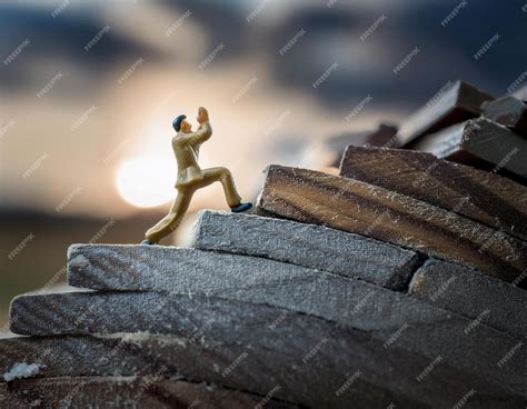 Fotografía de una persona superando un obstáculo, símbolo de resiliencia