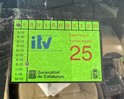Ejemplo de ubicación correcta de la pegatina de discapacidad en el parabrisas delantero, lado del conductor