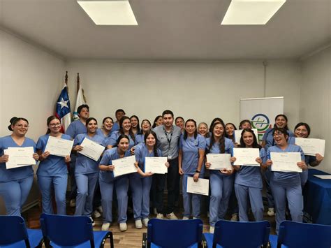 Estudiantes recibiendo certificados de cuidadores de enfermos en Santo Tomás