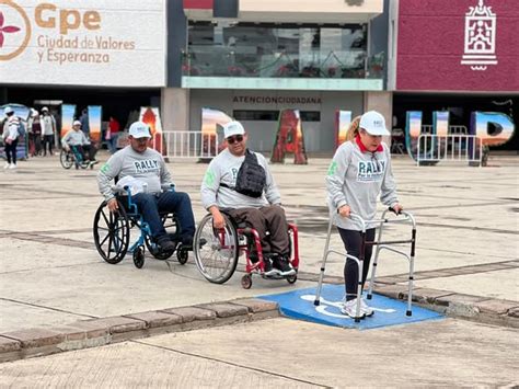 foto de personas con y sin discapacidad accediendo a un edificio universitario sin barreras físicas