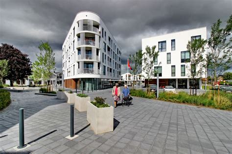 Vista general del Complejo Eltheto, mostrando la integración de volúmenes bajos y espacios exteriores ajardinados.