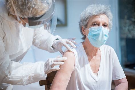 Personas mayores recibiendo vacunas (gripe y neumocócica)